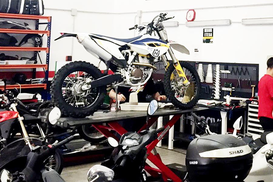 Ridículo Dolor Desalentar Herramientas básicas para montar un taller mecánico de motos